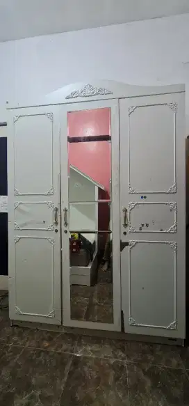 Dijual lemari bekas 3 pintu kondisi masih bagus warna putih
