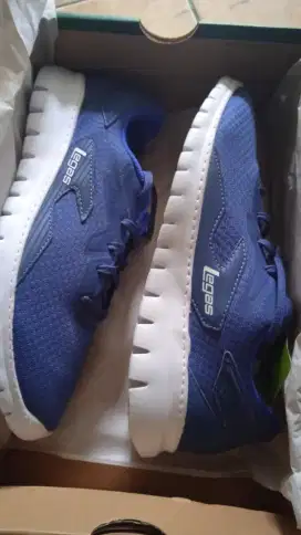 Sepatu legas leage