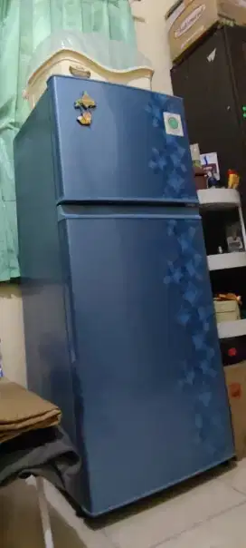 Kulkas Sharp 2 pintu warna biru