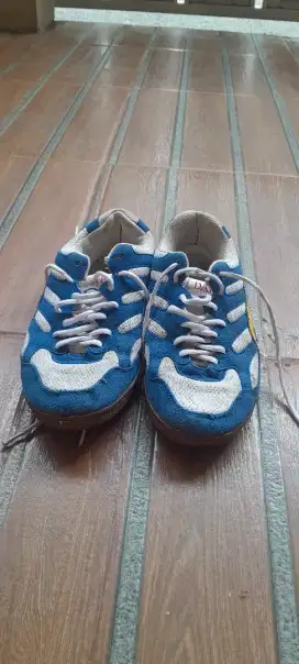 Jual sepatu futsal warna biru gak bisa jauh-jauh