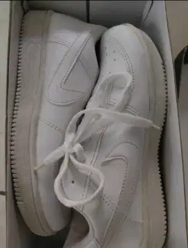 Sepatu putih wanita