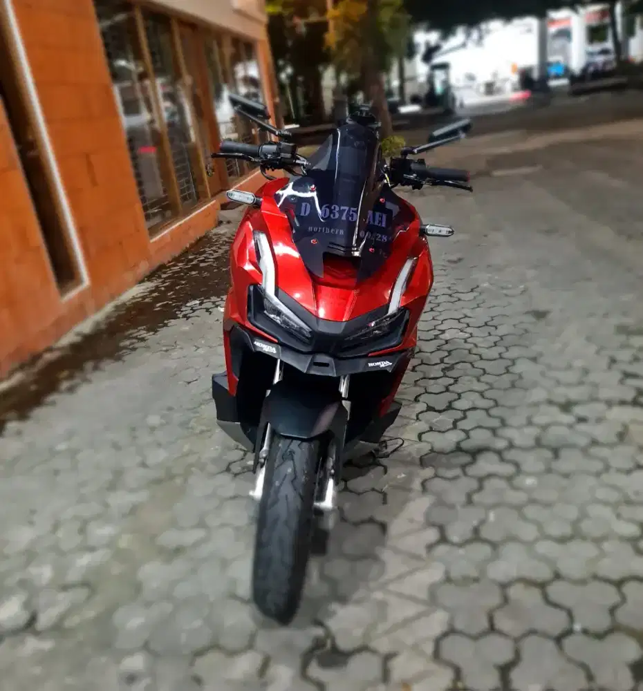Honda ADV 160 merah