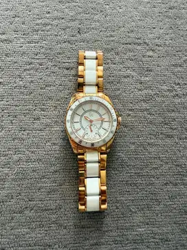 Jam tangan wanita GC 47003L.