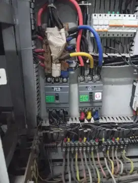 Panel pembagi arus