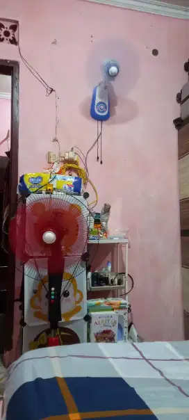Di jual cepat 2 kipas angin, kipas gantung dinding dan kipas biasa.