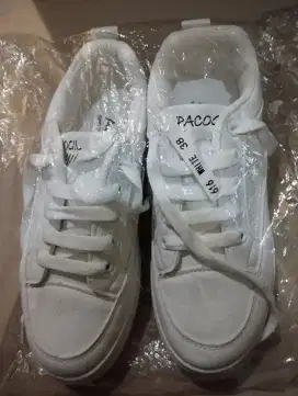 Sepatu putih size 38 masih baru