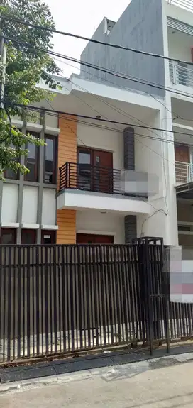 Rumah Siap Huni 2,5 Lantai di Hibrida