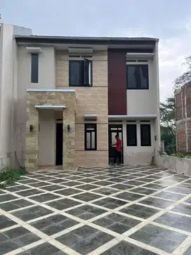 Dijual rumah baru di Kebagusan dalam Townhouse