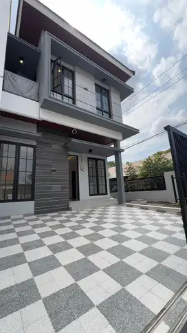 Rumah Modern Kontemporer di Jln Utama Klampis Anom
