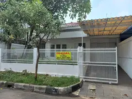 Dijual Rumah murah di Pondok Indah Jaksel ada taman depan belakang