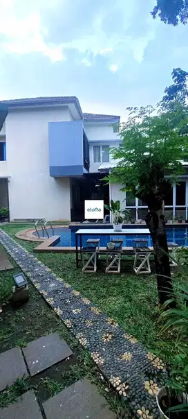 Dijual Rumah Hoek dengan Taman & Kolam Renang di BSD, Serasa Villa