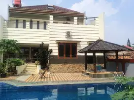 Dijual rumah di pancoran ada kolam renangnya