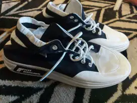 sepatu sport lari