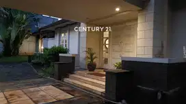 Dijual rumah luas dengan kolam renang di sektor 8 bintaro jaya