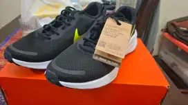 Nike Revolution 7 Road Running Black Sepatu Lari
Size 45