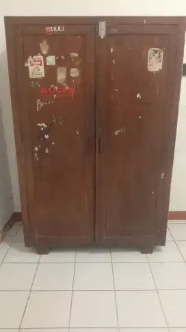 LEMARI PAKAIAN JATI TUA