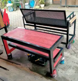 Bangku goyang dan meja