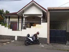 RUMAH SECOND GARASI LUAS DI NGAGLIK SLEMAN