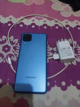 Samsung Galaxy M12 3/32 biru charger original dus ada