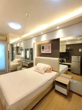 Studio Cozy Full Furnished View Pool Siap Huni & Rekomen Green Bay