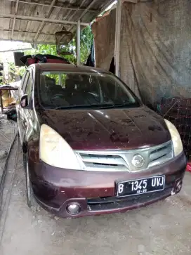 Dijual Nissan grand Livina XV 2011 automatic