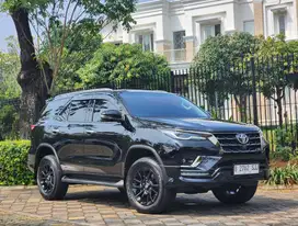 KM.18.RB|TDP 70.JT| FORTUNER GR SPORT 2.8 AT 2023 HITAM PERFECT !!