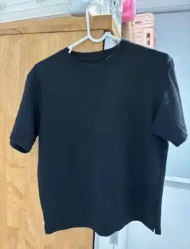 Kaos Hitam Uniqlo ukuran M