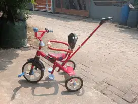 Sepeda anak roda tiga family