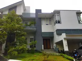 Turun Harga! Rumah Mewah di Taman Telaga Golf