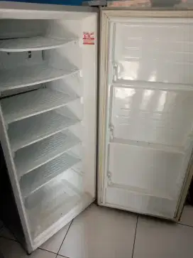 Freezer rak 6rak mrek Sharp masih orisinil