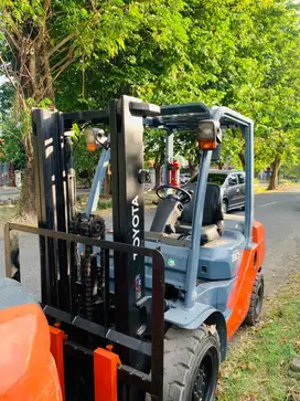 DIJUAL FORKLIFT BEKAS TOYOTA 3 TON MAST 3 METER STD TAHUN MUDA