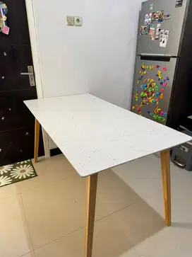 meja makan merk ikea