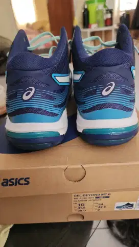 Sepatu badminton Asics beyond