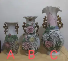 Keramik antik pajangan vas bunga timbul 3D