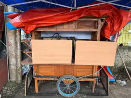 Gerobak jualan sedang