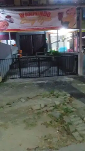 Penjaga warmindo atau warkop