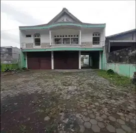 Disewakan Bangunan 2 lantaii pinggir jln