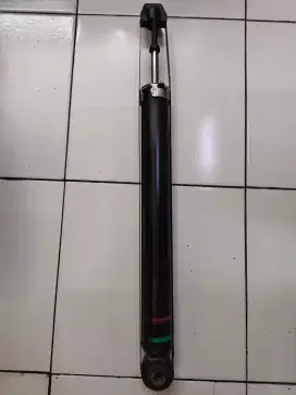1bj shock absorber / shock breaker belakang nissan juke kondisi bagus