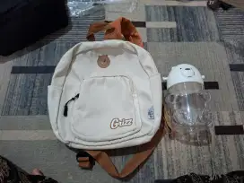 Tas sekolah dan tempat minum.