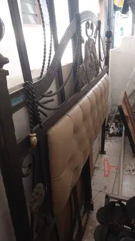 Ranjang besi tempa berat dan kuat