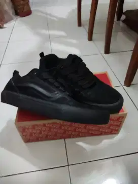 Sepatu vans knu skool