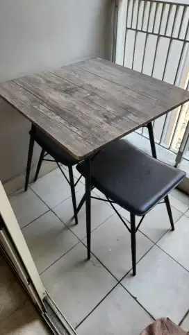 Meja makan kayu minimalis
