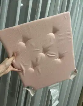 Tatakan kursi Ikea pink
