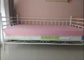 Ranjang Besi kokoh tebal  + Matrass , tanpa sprei ya