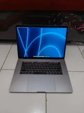MACBOOK PRO 15 INCH 2017 i7 16/512 DUAL VGA