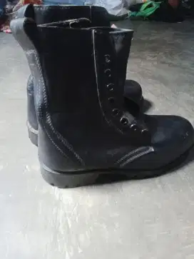 Sepatu masih bagus ukuran 43