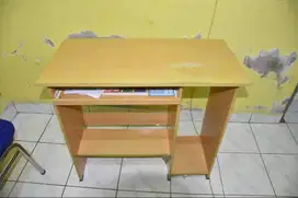 Meja Belajar / Meja Komputer Minimalis Bekas