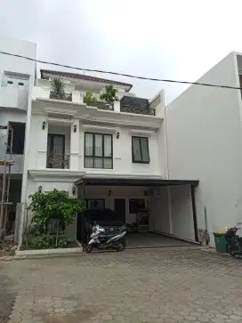 Di jual rumah baru strategis dalam cluster di rawamangun