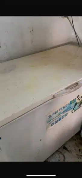 Jual freezer 450 liter dan showcase bekas pemakaian resto