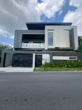 RUMAH MEWAH DENGAN POLL VIEW GUNUNG MERAPI DAN SAWAH